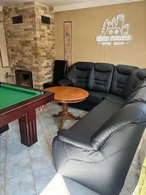 Część wypoczynkowa w obiekcie Chata Stołowa - Game Room - Bilard, SimRacing, Arcade