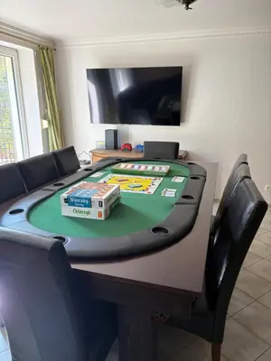 Telewizja i/lub zestaw kina domowego w obiekcie Chata Stołowa - Game Room - Bilard, SimRacing, Arcade