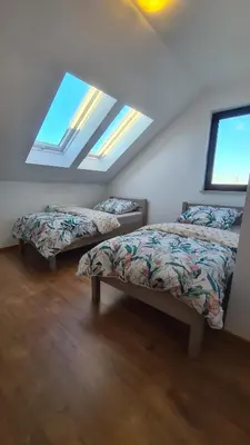 Łóżko lub łóżka w pokoju w obiekcie Dom pod Wroclawiem16