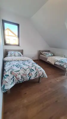 Łóżko lub łóżka w pokoju w obiekcie Dom pod Wroclawiem16