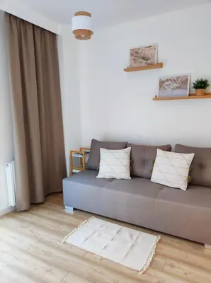 Część wypoczynkowa w obiekcie Apartament Obłędny z tarasem, widokiem na góry, parkingiem i miejscem do przechowywania rowerów w Kudowie-Zdroju