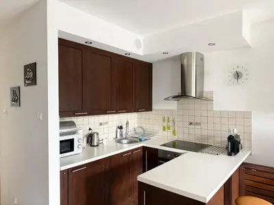 Kuchnia lub aneks kuchenny w obiekcie APARTAMENT POD GWIAZDAMI, z dwoma ogródkami i dwoma tarasami