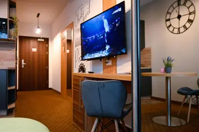 Telewizja i/lub zestaw kina domowego w obiekcie Zielone Apartamenty z aneksem kuchennym