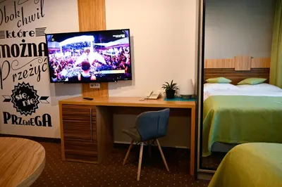 Telewizja i/lub zestaw kina domowego w obiekcie Zielone Apartamenty z aneksem kuchennym