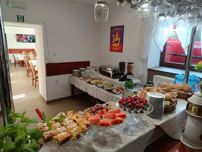 Jedzenie w pensjonacie lub w pobliżu