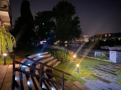 Ogród w obiekcie Art Marina nad rzeką z bezpłatnym parkingiem
