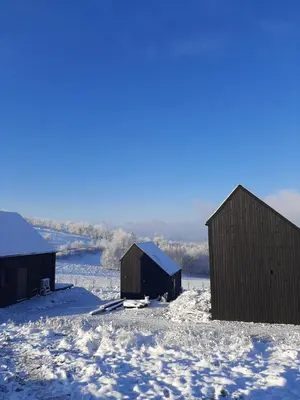 Obiekt Antracytowe Domki w Górach Sowich zimą