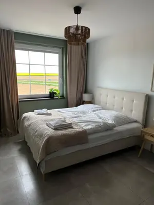 Łóżko lub łóżka w pokoju w obiekcie Apartamenty Czerwona Stodoła