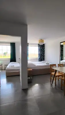 Łóżko lub łóżka w pokoju w obiekcie Apartamenty Czerwona Stodoła