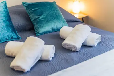 Łóżko lub łóżka w pokoju w obiekcie Apartament w Kamienicy na Kłodzkiej
