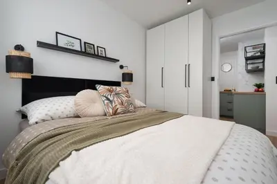 Łóżko lub łóżka w pokoju w obiekcie Kairos Apartments - Amber - darmowy Parking, ścisłe centrum