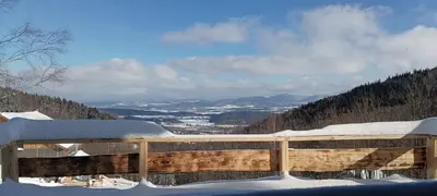 Widok na góry z tego domu w stylu alpejskim