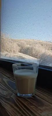 Widok na góry z tego domu w stylu alpejskim