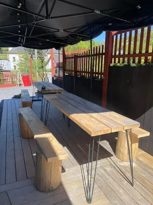Balkon lub taras w obiekcie Wioska w Sowich Sokolec domki w sercu Gór Sowich Sauna & Jakuzzi Offroad x4x4