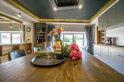 Kuchnia lub aneks kuchenny w obiekcie Uroczy apartament Wita Stwosza most Kłodzko