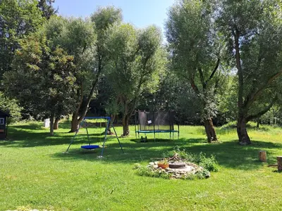 Ogród w obiekcie Chwila Moment - dom w okolicy Czarnej Góry, nad rzeką