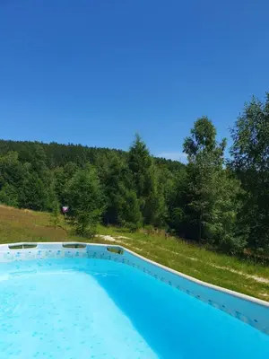 Basen w obiekcie Księżycowa Dolina lub w pobliżu