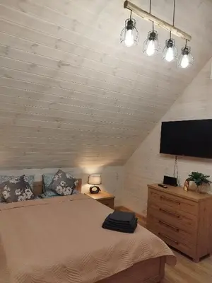 Łóżko lub łóżka w pokoju w obiekcie Domino - domek nad jeziorem