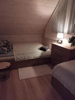 Łóżko lub łóżka w pokoju w obiekcie Domino - domek nad jeziorem