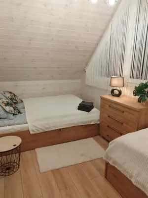 Łóżko lub łóżka w pokoju w obiekcie Domino - domek nad jeziorem