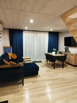 Telewizja i/lub zestaw kina domowego w obiekcie Domino - domek nad jeziorem