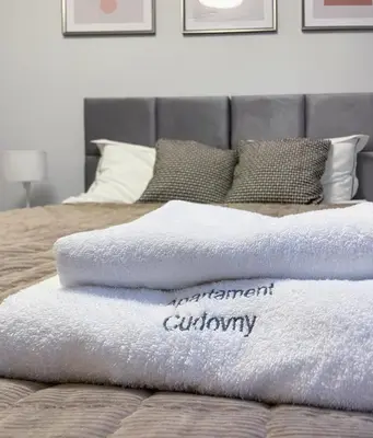 Łóżko lub łóżka w pokoju w obiekcie Apartament Cudovny z własnym ogródkiem i miejscem parkingowym w garażu