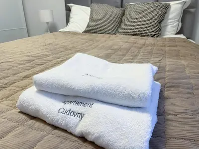 Łóżko lub łóżka w pokoju w obiekcie Apartament Cudovny z własnym ogródkiem i miejscem parkingowym w garażu