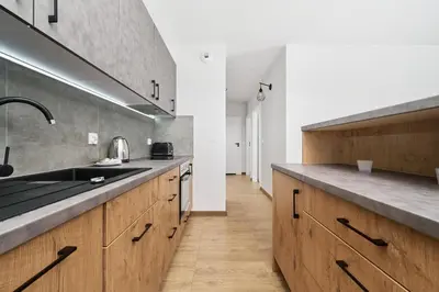 Kuchnia lub aneks kuchenny w obiekcie Tawryczewskiego Apartments Wrocław by Noclegi Renters