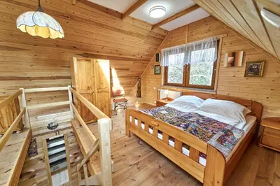 Łóżko lub łóżka w pokoju w obiekcie Marel-Domek Eva - Polanica Zdrój centrum