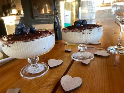 Jedzenie w luksusowym namiocie lub w pobliżu