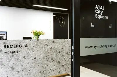 Hol lub recepcja w obiekcie Symphony City Square Aparthotel
