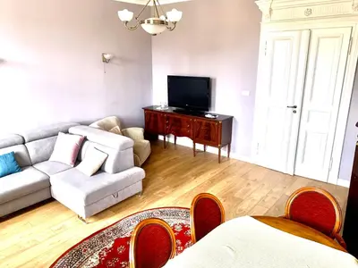 Telewizja i/lub zestaw kina domowego w obiekcie Cozy Room in Artistic District 2 Bathrooms Center