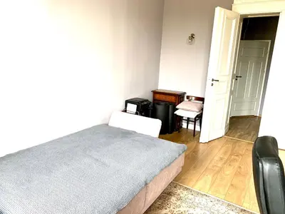 Łóżko lub łóżka w pokoju w obiekcie Cozy Room in Artistic District 2 Bathrooms Center