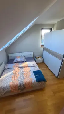 Łóżko lub łóżka w pokoju w obiekcie Dom pod Wroclawiem13