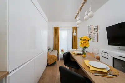 Telewizja i/lub zestaw kina domowego w obiekcie Marina Na Grobli Studio Apartments by Noclegi Renters