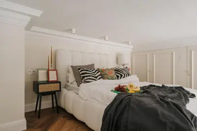 Łóżko lub łóżka w pokoju w obiekcie Przy Przystani Apartament Paryski