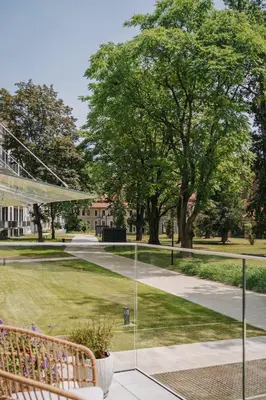 Ogród w obiekcie Przy Przystani Apartament Paryski