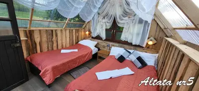Łóżko lub łóżka w pokoju w obiekcie Altana letnia nr1 - Herbergerówka Agroturystyka na wsi