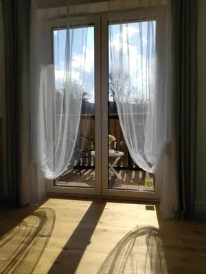 Łóżko lub łóżka w pokoju w obiekcie nowy Klimatyczny apartament z balkonem - Willa Sowia