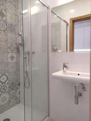 Łazienka w obiekcie nowy Klimatyczny apartament z balkonem - Willa Sowia