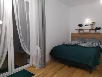 Łóżko lub łóżka w pokoju w obiekcie nowy Klimatyczny apartament z balkonem - Willa Sowia