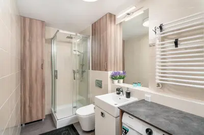 Łazienka w obiekcie ApartWro 3th - apartament przy dworcu głównym PKP, balkon, garaż, rowery