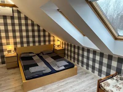 Łóżko lub łóżka w pokoju w obiekcie Willa Bukówka Dom całoroczny w górach nad jeziorem z jacuzzi i sauną