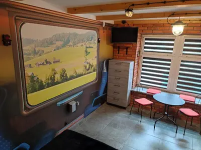 Telewizja i/lub zestaw kina domowego w obiekcie Noclegi pod Wiaduktem