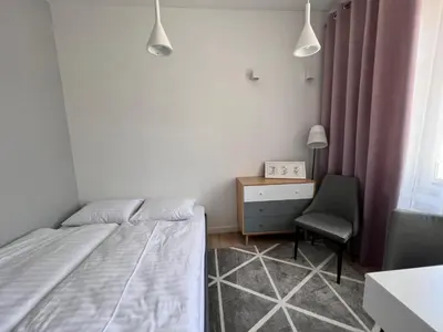 Łóżko lub łóżka w pokoju w obiekcie LAWENDOWE NOCOWANIE Zdrojowa 9 lok1A