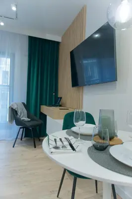 Telewizja i/lub zestaw kina domowego w obiekcie Green Oasis Apartment - City Center - Free Parking - Self check-in