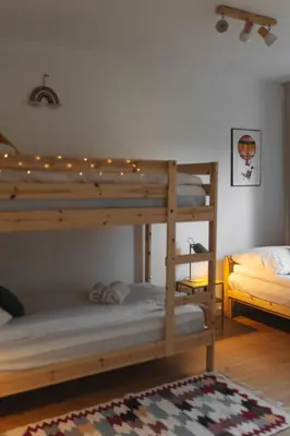 Łóżko lub łóżka w pokoju w obiekcie Zakątek Kudowa Rodzinny