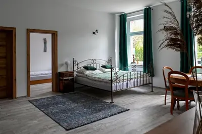 Łóżko lub łóżka w pokoju w obiekcie Apartament Niezapominajka